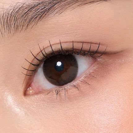 Model wearing OLENS Shine Black daily colored contacts for a natural dewy look